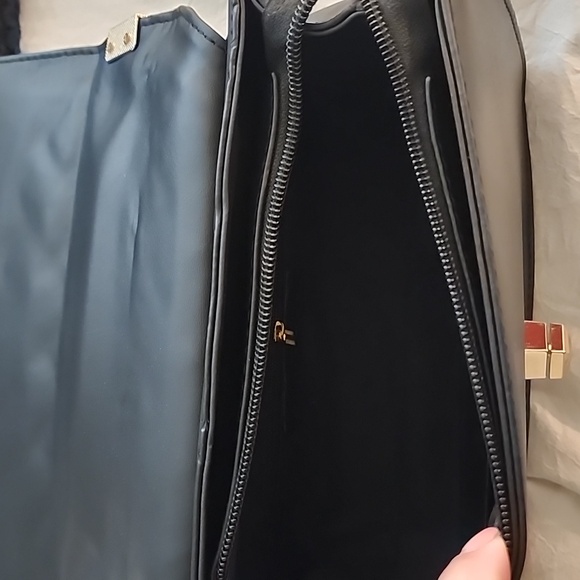 Black quilted shoulder bag with adjustable strap. Gold hardwear. Unknown name - Picture 6 of 6